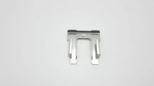 Metallischer Halter mit zwei vertikalen Clipselementen, geeignet für die Montage, verwendet in Remeha Produkten zur Befestigung von Komponenten.